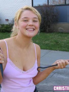 Под защитой соседки (. Из сборника Зрелая соседка часть 1) фото