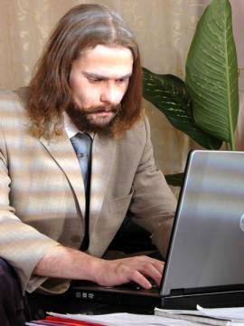 Злой взгляд из окна на окружности фото